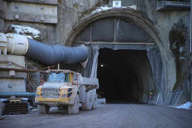 Medtem ko so Avstrijci zvrtali 600 metrov predora, je datum začetka gradnje na slovenski strani negotov. Foto Jože Suhadolnik