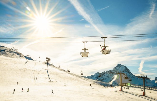 Tudi v gorah bo čez dan toplo, vendar bo snežna odeja ponoči zamrznila. FOTO: Getty Images/istockphoto