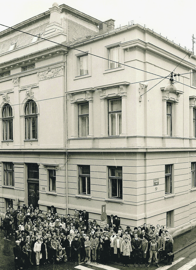 Člani uredništva Dela 20. februarja 1982, ko se je poslovilo od starih prostorov na Tomšičevi ulici. Foto Joco Žnidaršič