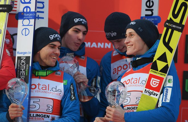 Jernej Damjan, Timi Zajc, Anže Semenič in Peter Prevc (od leve proti desni) so poskrbeli za prve slovenske ekipne stopničke po lanski Planici. FOTO: AFP