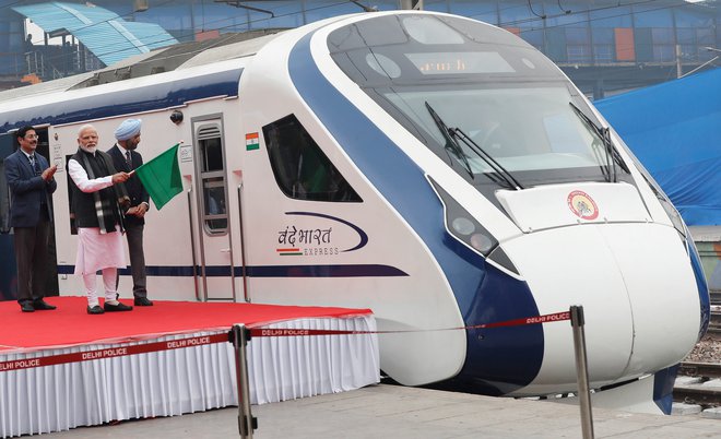 FILE PHOTO: India&#39;s Prime Minister Narendra Modi flags off India&#39;s fastest train &#39;Vande Bharat Express&#39; at a ceremony in New Delhi, India, February 15, 2019. REUTERS/Adnan Abidi/File Photo Foto Adnan Abidi Reuters