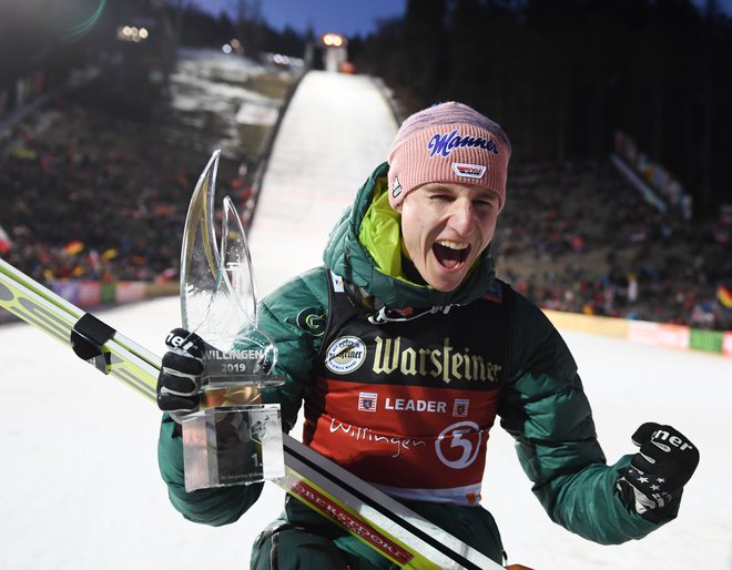 Karl Geiger je z imenitnim drugim skokom potolkel tekmece in še drugič zmagal v svetovnem pokalu. FOTO: AFP