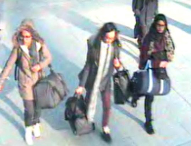 Tako so Amira Abase, Kadiza Sultana in Shamima Begum leta 2015 zapustile London. Odpravile so se k Islamski državi. FOTO: AFP