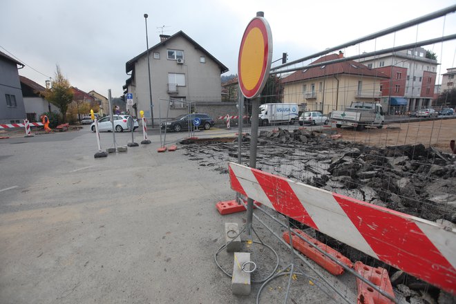 Gradbena dela na Drenikovi ulici bodo potekala vsaj do 3. marca. FOTO: Mavric Pivk/Delo