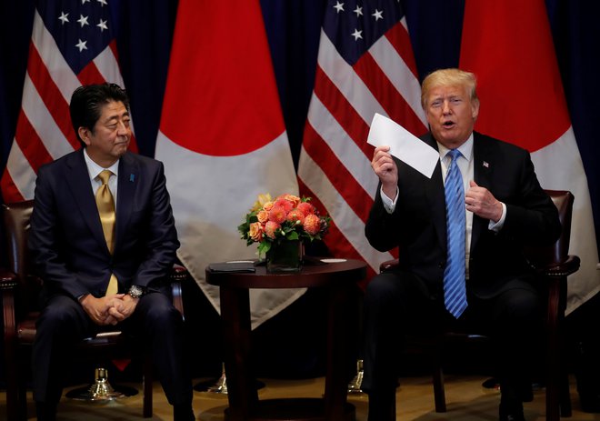Japonski mediji poudarjajo, da je Abe dobil prošnjo za Trumpovo nominacijo iz Washingtona. FOTO: Reuters