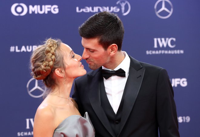 Novak Đoković v objemu soproge Jelene. FOTO: Valery Hache/AFP