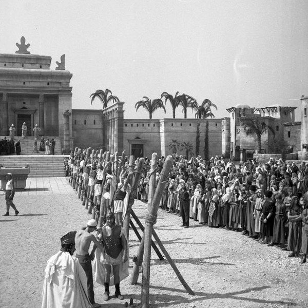 Prizor s snemanja filma <em>Stara zaveza</em> za italijanskega filmskega producenta pri Savskem naselju v Ljubljani avgusta 1962. Kulise s templji v Jeruzalemu je postavil Filmservis po osnutkih arhitekta Nika Matula.<br />
Foto: Edi Šelhaus