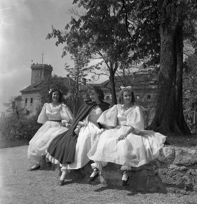 Lepota in zver, gledališka predstava za otroke na ljubljanskem gradu aprila 1960. Nastopali so igralci Mladinskega gledališča v Ljubljani – na fotografiji z leve Helena Skebe, Kristina Piccoli in Duša Počkaj.<br />
​Foto: Edi Šelhaus