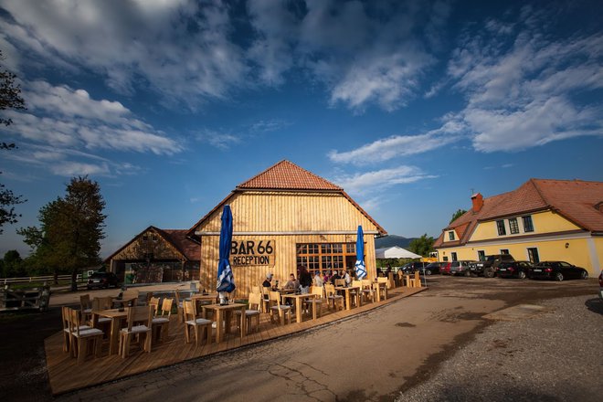 Na posestvu je še pred kratkim obratoval konjeniški center. Stare objekte so porušili in nadomestili z novimi ter, kot kaže, prepričali goste. FOTO: Camping Plana &amp; Bar 66