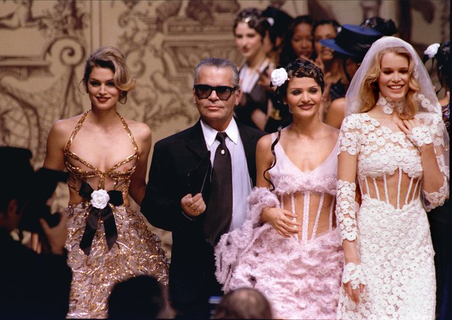 Karl Lagerfeld na Chanelovi modni reviji z legendarnimi supermanekenkami devetdesetih let: Cindy Crawford, Heleno Christensen and Claudio Schiffer. Foto Reuters