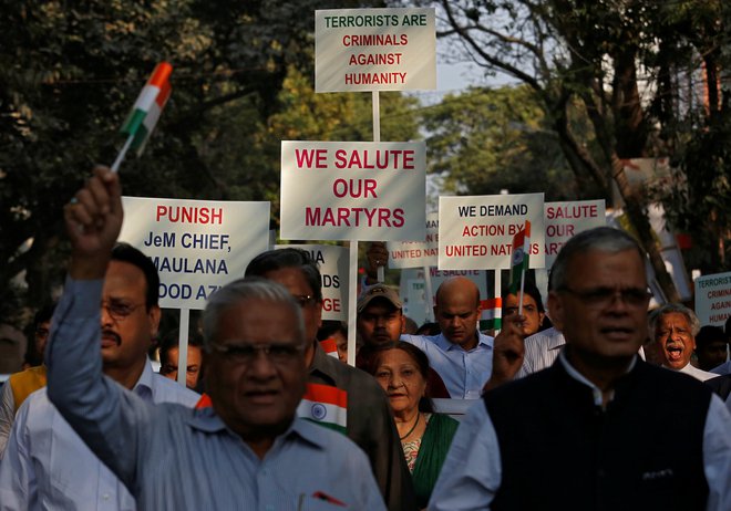 Shod v spomin na preminule pripadnike indijskih varnostnih sil, ki so izgubili življenje v četrtkovem napadu. FOTO: Rupak De Chowdhuri/Reuters