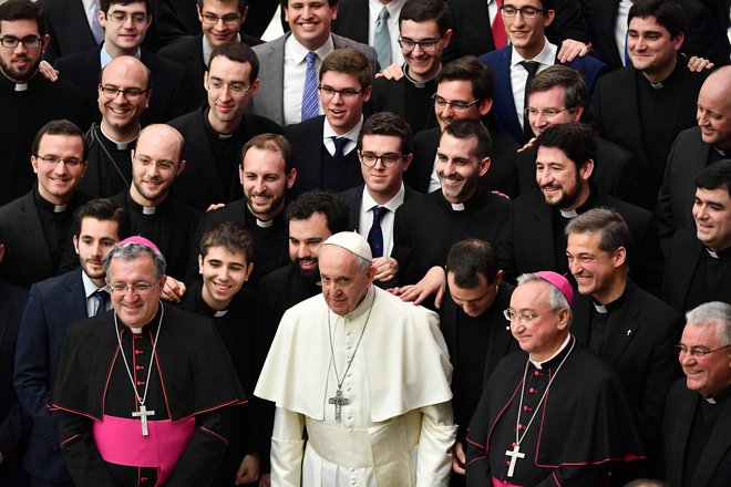 Cerkveni redovi z vsega sveta (na včerajšnji fotografiji so semeniščniki s papežem) so se predvčerajšnjim opravičili, ker niso ukrepali, ko so njihovi člani spolno zlorabljali otroke, češ da jih je njihova vdanost svojim ustanovam pripeljala do zanikanja in prikrivanja. FOTO: AFP