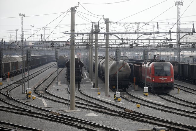 V Sloveniji poteka za 714 milijonov evrov investicij v železnico brez vsakršnih pomislekov. Foto Blaž Samec