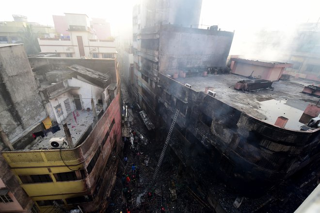 Požar je izbruhnil v štirinadstropni stavbi. FOTO: Munir Uz Zaman/AFP