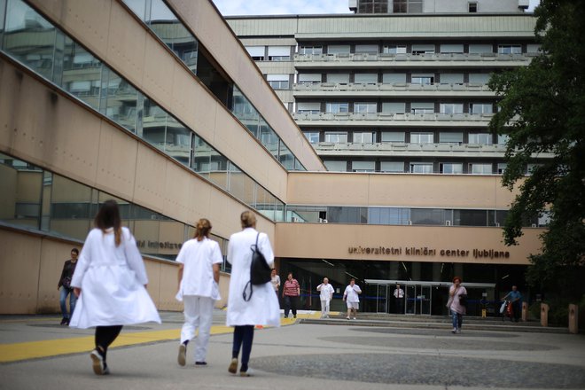 V kliničnem centru imajo težave pri zaposlovanju novih kadrov. Proti novemu direktorju več manjših klinik bodo najverjetneje sprožili postopek izredne odpovedi delovnega razmerja.&nbsp;&nbsp;FOTO: Leon Vidic/Delo