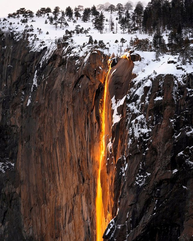 Slap Horsetail v parku Yosemite se včasih konec februarja spremeni v &quot;lavo&quot;.&nbsp; FOTO: @davegaiz/davidgaiz.com/REUTERS&nbsp;