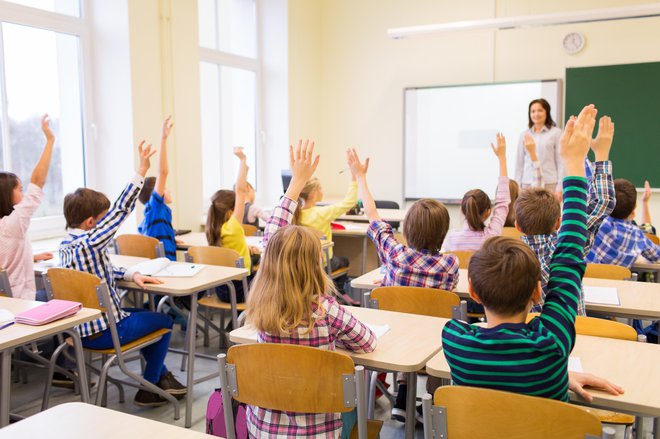 Učitelj oziroma učiteljica je oseba, ki z otroki preživi velik del dneva. Zato ga lahko tudi zelo zaznamuje. FOTO: Dolgachov Getty Images/istockphoto