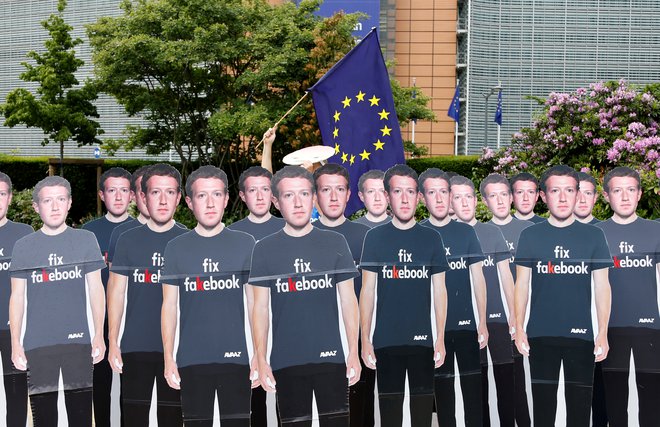 Demonstranti so pred pričanjem Marka Zuckerberga pred evropskim parlamentom opozarjali na sporno vlogo tega družbenega omrežja. Foto Reuters