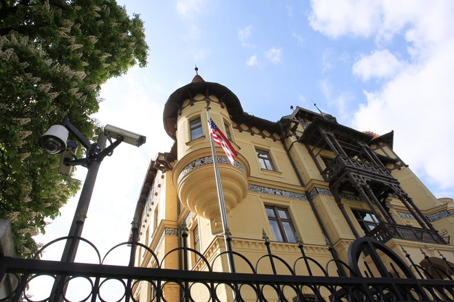 Obtoženi je poklical na ameriško ambasado v Ljubljani in zagrozil z bombo. Foto: Uroš Hočevar