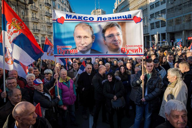 Srbski vožd Aleksandar Vučić bo s turnejo, tako kot ob obisku ruskega predsednika Vladimirja Putina, dokazal, da tiha večina ni na protestih, temveč podpira njegovo politiko. FOTO: Vladimir Zivojinović/AFP