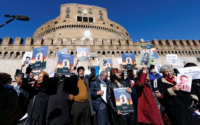 Protestni pohod po Rimu do Vatikana. FOTO: Reuters