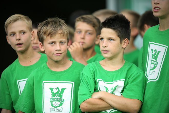 Mladi nogometaši Olimpije. V vsakem posameznem letniku imajo nekje med 40 in 60 otrok, ki jih po podobnih fizičnih in/ali mentalnih predispozicijah razdelijo na štiri ali pet nivojev. FOTO: Jure Eržen