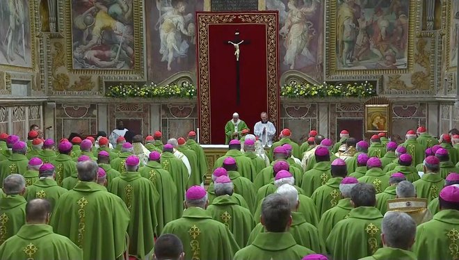 Zadnji dan srečanja škofov in papeža Frančiška, na katerem so štiri dni razpravljali o spolnih zlorabah mladoletnikov v cerkvi. FOTO: Reuters