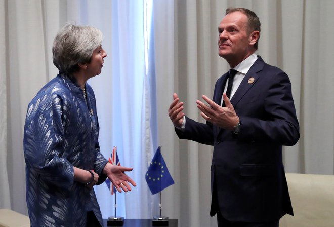 Britanska premierka Theresa May se je včeraj ob robu vrha EU - Arabska liga v Šarm el Šejku srečala s predsednikov evropskega sveta Donaldom Tuskom. FOTO: REUTERS