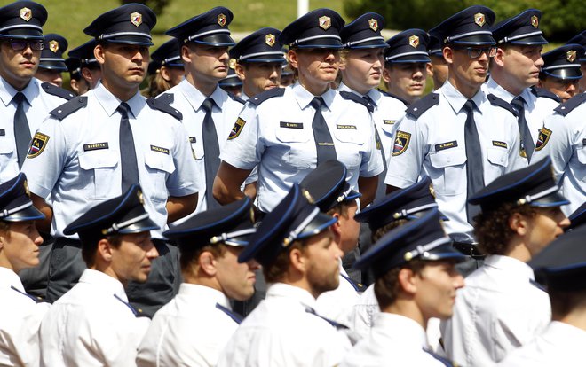 Novi karierni sistem naj bi zaposlene spodbujal k samoiniciativnosti ter jih hkrati pripravil za prevzem vodilnih mest. Za zadnje bi jih tudi simbolično finančno spodbudili. FOTO: Roman Šipić/Delo