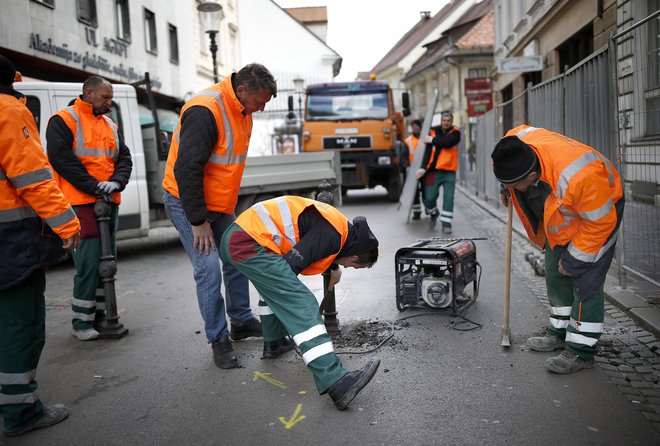 Včeraj dopoldne so na Trubarjevi ulici začeli postavljati zapore, danes pa naj bi delavci KPL in Nigrada že začeli razkopavati območje od Prešernovega trga proti Resljevi. Foto Blaž Samec