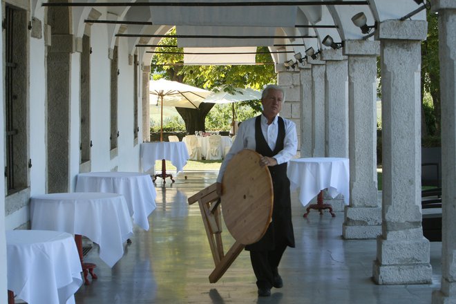 Desetletno najemno pogodbo za gostinski prostor po 1500 evrov na mesec mora najemnik prikazati kot 146.000 evrov dolga. Foto Jure Eržen