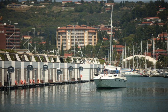 Letos pri poslovanju turističnim delavcem na Obali delno pomaga lepo vreme, delno pa je rast opaznejša zato, ker so bili lani v tem času nekateri hoteli zaprti zaradi prenove. FOTO: Jure Eržen/Delo