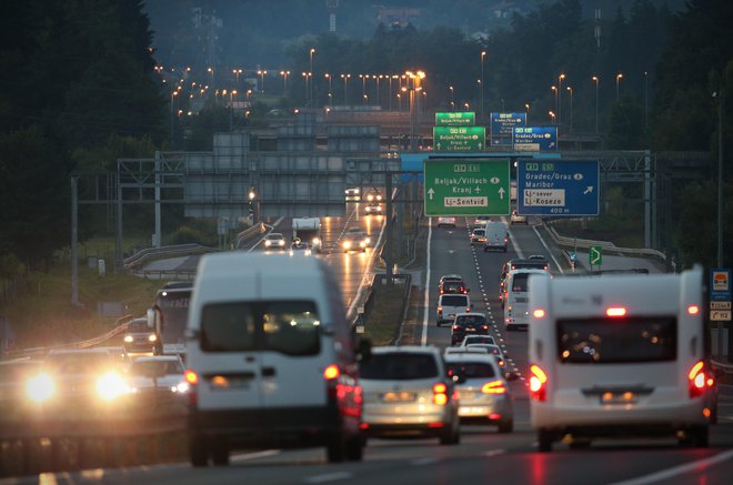 Povečan promet na ljubljanski obvoznici. FOTO: Jure Eržen/Delo