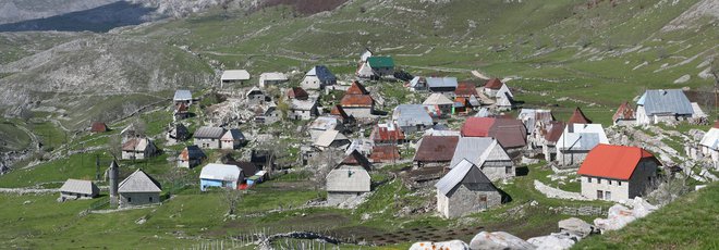 Lukomir je ena najbolj priljubljenih turističnih točk v okolici Sarajeva. Na vrhuncu poletne sezone se pred vasjo zvrsti na desetine avtobusov. FOTO: Manca Filak