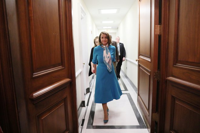 Vodja poslancev, demokratka Nancy Pelosi, je zatrdila, da pri Trumpovih izrednih razmerah &raquo;ne gre za vprašanje meje, pač pa za ustavo Združenih držav&laquo;. FOTO Reuters