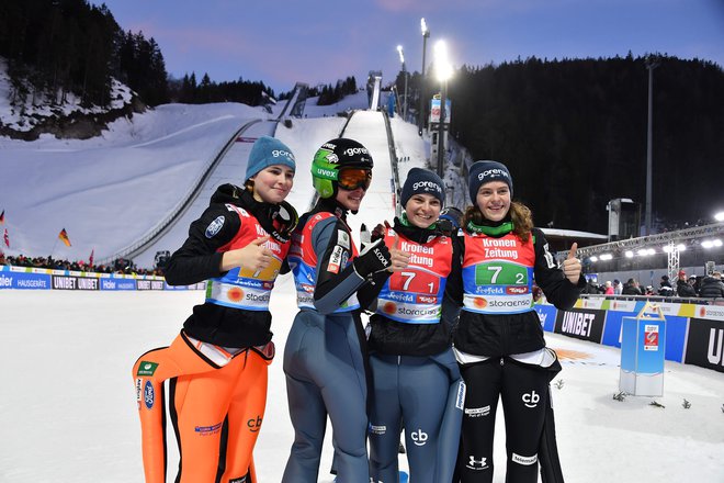 (LtoR) Slovenia&#39;s Nika Kriznar, Slovenia&#39;s Ursa Bogataj, Slovenia&#39;s Spela Rogelj and Slovenia&#39;s Jerneja Brecl react after a jump during the Ladies&#39; team ski jumping event at the FIS Nordic World Ski Championships on February 26, 2019 in Seefeld, Austria. (Photo by JOE KLAMAR / AFP) Foto Joe Klamar Afp