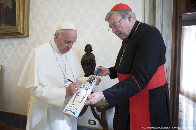 Papež Frančišek in kardinal Pell leta 2015. FOTO: Vatican Media/Reuters