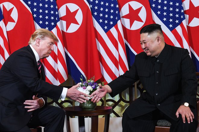 Kim Džong Un in Donald Trump naj bi po nekaterih ugibanjih danes podpisala dokument o koncu korejske vojne, ki so jo leta 1953 ustavili s prekinitvijo ognja, ne pa tudi z uradnim mirovnim sporazumom. Foto AFP