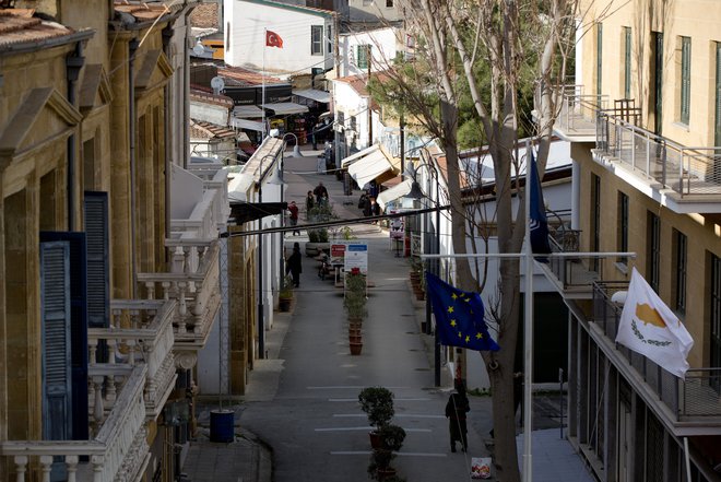 Meja med ciprskim in turškim delom Nikozije. FOTO: Reuters