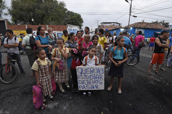 Skupina deklet na venezuelsko-kolumbijski meji: Rade bi študirale, spustite nas čez. FOTO: AFP