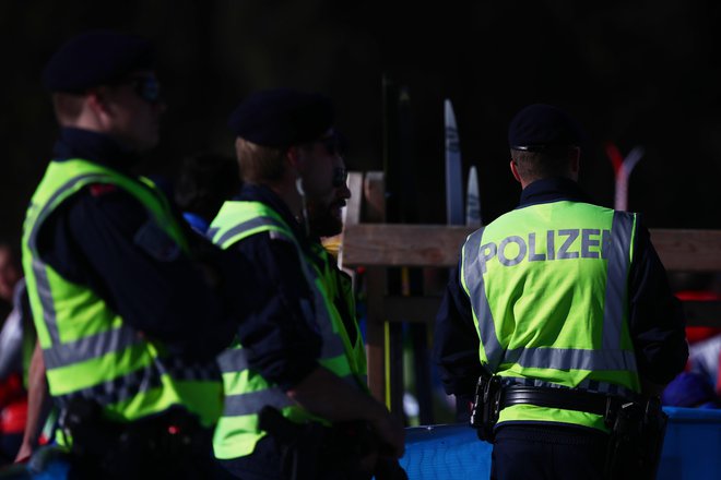 Avstrijski policisti so včeraj v Seefeldu prijeli in zaslišali pet športnikov. FOTO: Reuters