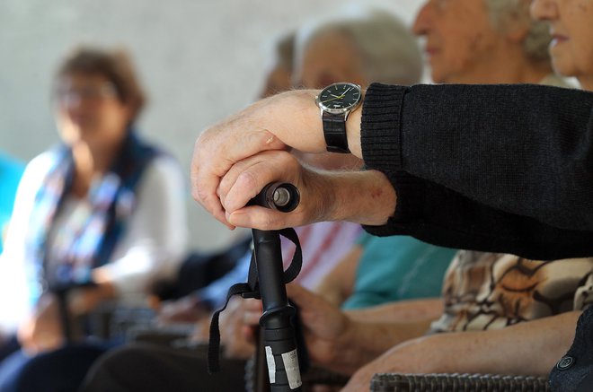 Upokojencem bodo izplačane 2,7 odstotka višje pokojnine.&nbsp;FOTO: Blaž Samec/Delo