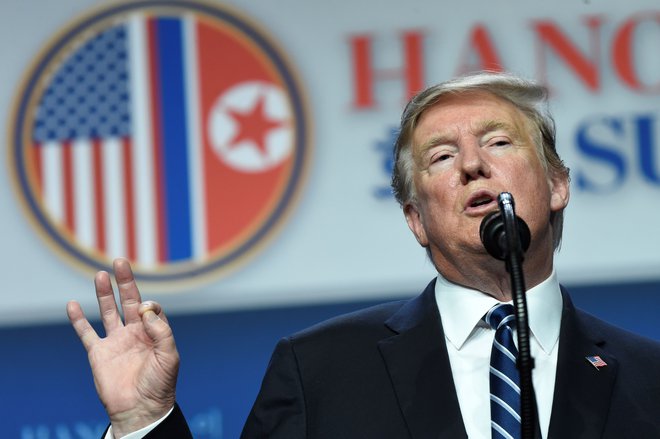 Donald Trump je po srečanju povedal, da se kljub severnokorejskim obljubam o denuklearizaciji ne morejo odpovedati vsem sankcijam. FOTO: Saul Loeb/AFP