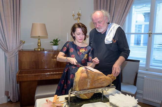 Veleposlanica Ksenija Škrilec, publicist in gastrozof Lojze Wieser in ročno rezan kraški pršut. FOTO: SKICA/Marko Kovič