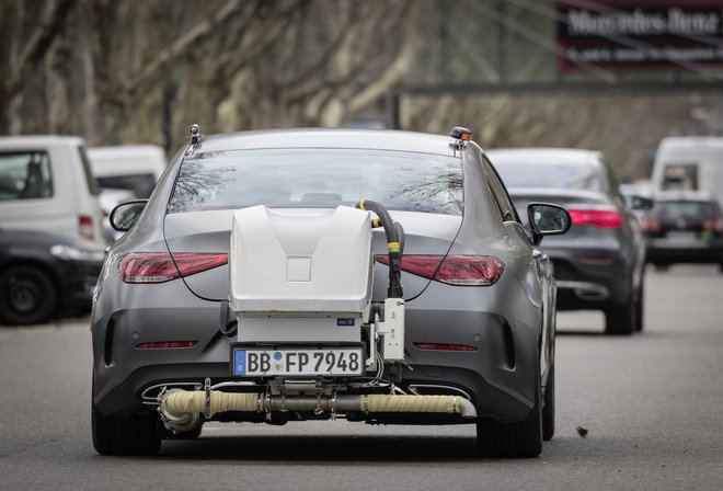 Okoljski standard evro 6d je prinesel tudi zahtevo po merjenju izpustov onesnažil v realnem prometu. Že kmalu ga bodo morali opraviti čisto vsi avtomobili v prodaji. Foto Daimler