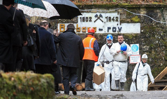 V rovu sv. Barbare so našli malo osebnih predmetov žrtev, zato predvidevajo, da so jim jih odvzeli. Vendarle so našli proteze, gumbe, svetinjice, žepne robčke, rožne vence &hellip; FOTO: Matej Družnik/Delo