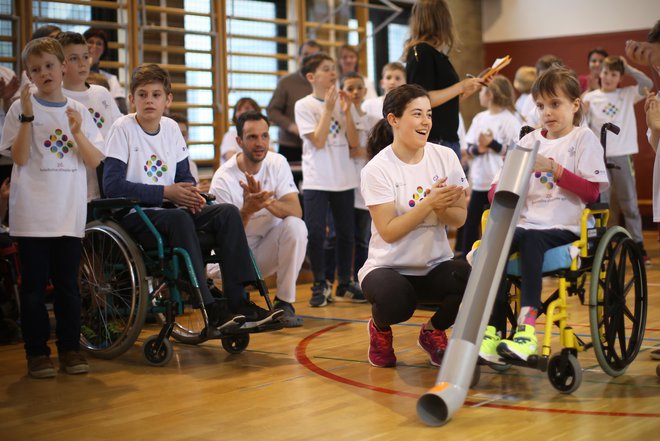 Fiho deli denar, od katerega je krvavo odvisno izvajanje številnih programov za invalide in uresničevanje njihovih temeljnih pravic. FOTO: Jure Eržen/Delo