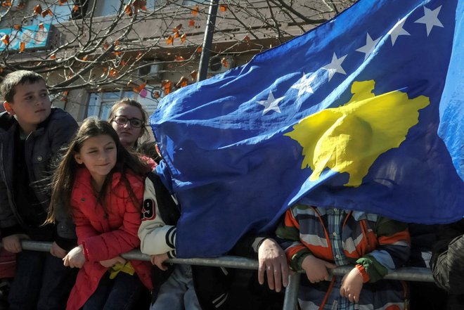 Carine na srbsko blago polarizirajo politično sceno na Kosovu. FOTO: Laura Hasani/Reuters