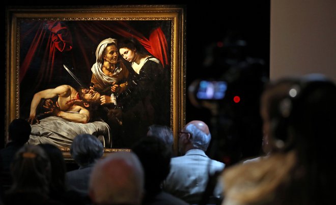 Pristaše atribucije slike Caravaggiu so prepričali predvsem žarenje slike, njena energija, predvsem pa prisotnost t. i. pentimentov, popravkov, ki so smiselni le pri izvirnikih. FOTO: AFP