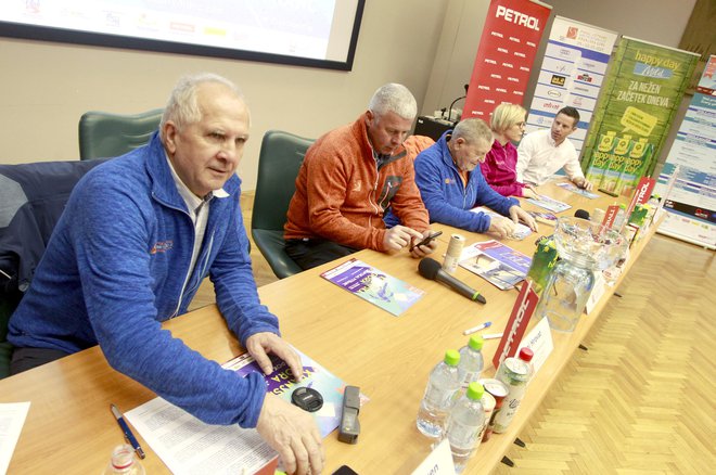 Prireditelji 58. Pokala Vitranc so že v nizkem štartu. Na fotografiji (z leve) generalni sekretar OK Vitranc Srečko Medven in njegova ekipa: Gregor Benedik, Simon Oblak, Jasna Knez in Rene Mlekuž, organizator Grubovega memoriala. FOTO: Roman Šipić/Delo